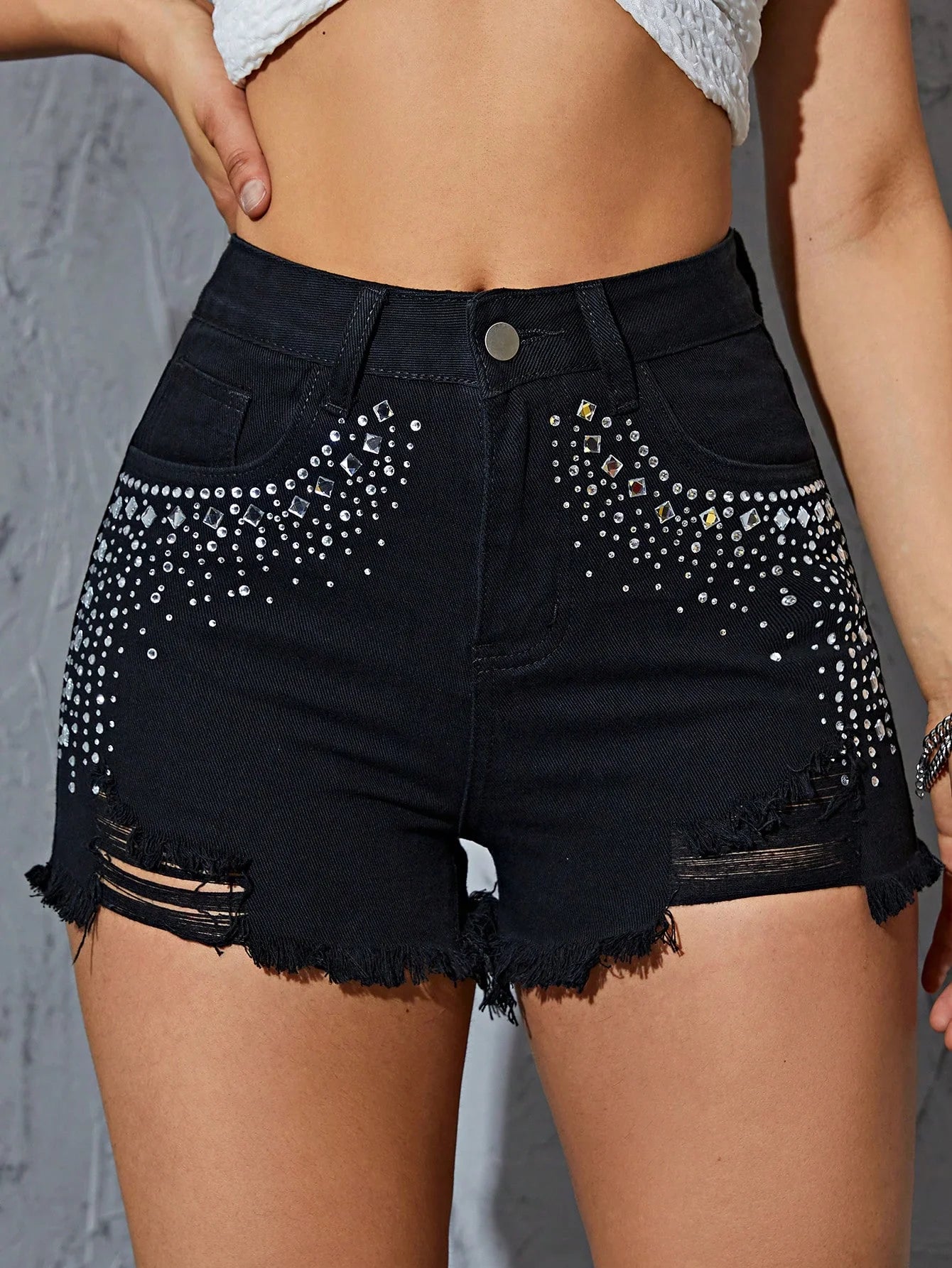Shorts Jeans Belisse Beaded Chic | Shorts Jeans Feminino com Pérolas | Barra Desfiada e Cintura Alta
